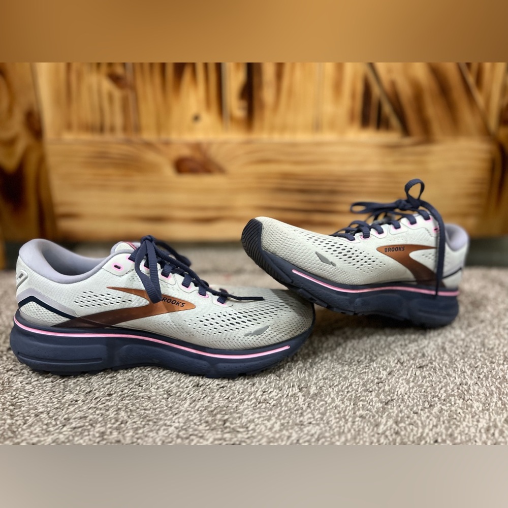 Almost like new 7.5 Brooks Ghost tennis shoes/sneakers